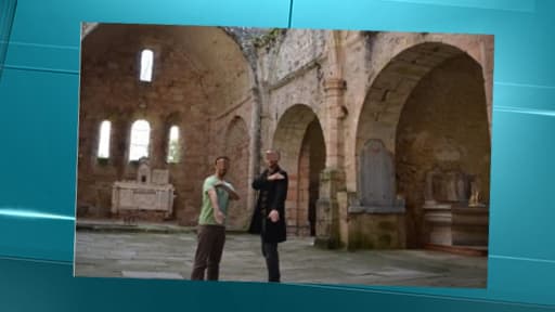 La photo de la "quenelle" prise dans les ruines d'Oradour-sur-Glane.