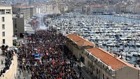 Manifestation contre la réforme des retraites le long du Vieux Port à Marseille, le 23 mars 2023