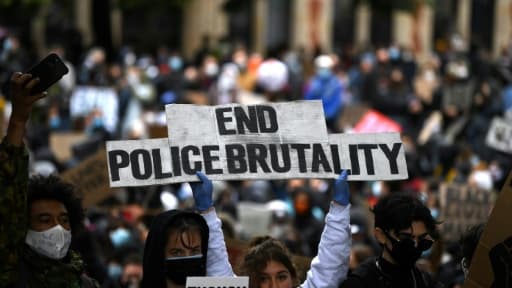 "Mettons fin à la brutalité policière", clame une pancarte au milieu de la manifestation qui s'est tenue devant le Parlement à Londres, le 6 juin 2020