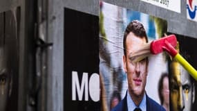L'affichage des posters de campagne d'Emmanuel Macron avant l'élection présidentielle d'avril 2017. (Photo d'illustration)