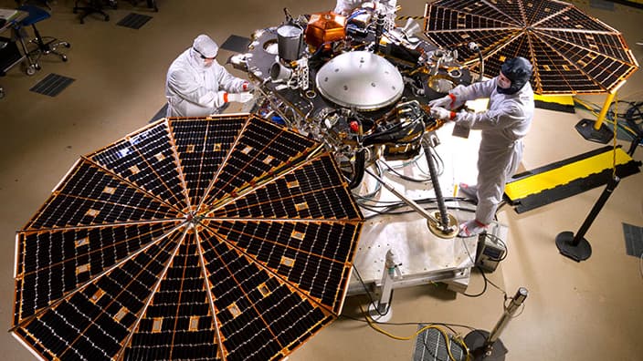 Des techniciens travaillent dans une salle blanche de Lockheed Martin Space Systems, à Denver.