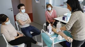 Des élèves infirmiers et médecins suivent une formation expresse avant de rejoindre des hôpitaux