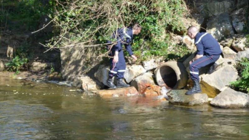 Les pompiers à pied d'oeuvre pour fermer la vanne à l'origine du déversement de produits laitiers dans l'Odet.