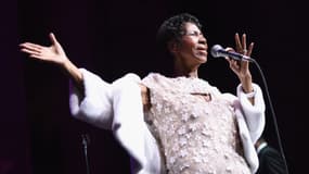 Aretha Franklin sur scène lors d'un concert de la fondation de lutte contre le SIDA d'Elton John, le 7 novembre 2017