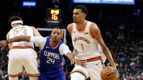 Victor Wembanyama face à  Norman Powell lors du match San Antonio-Los Angeles Clippers (99-124), le 20 novembre 2023