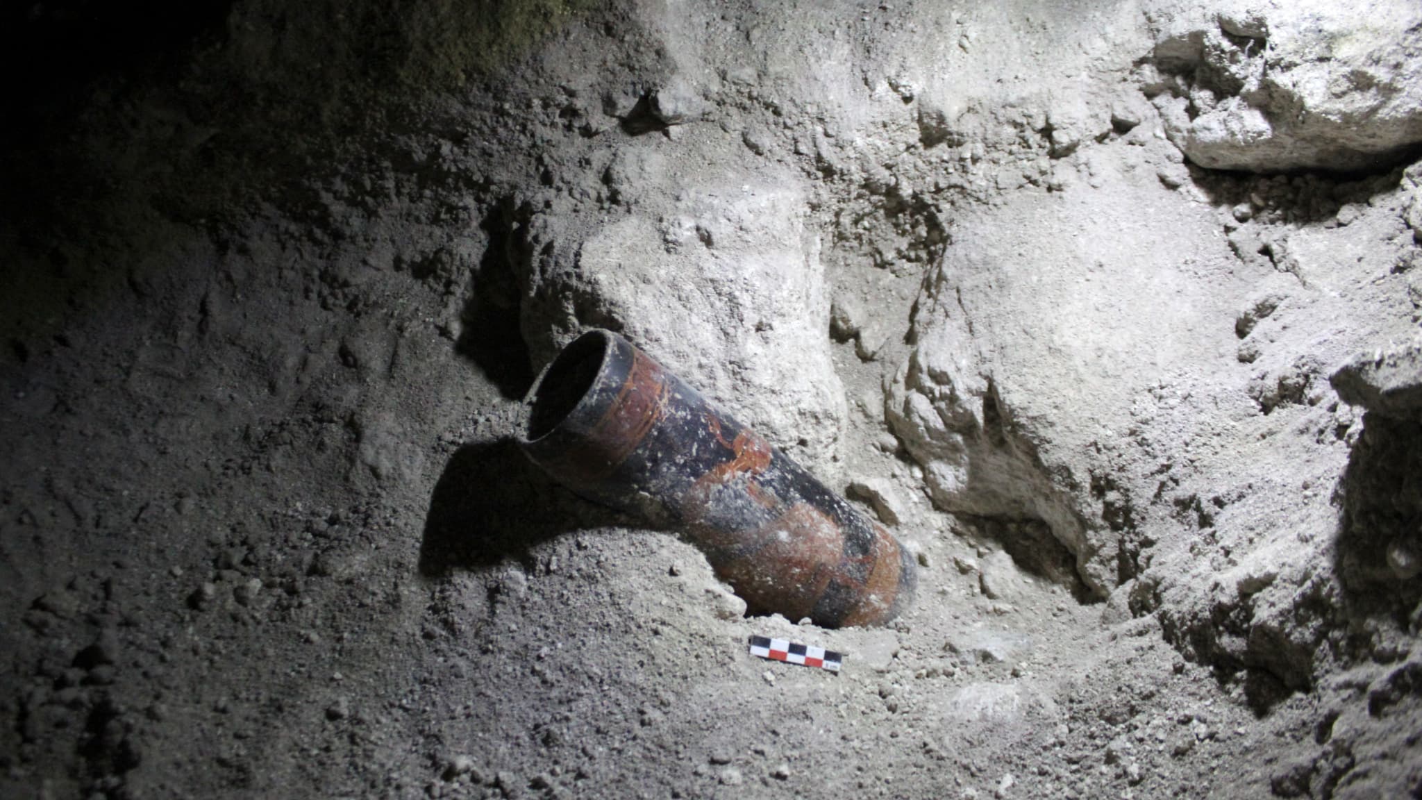 Dieses undatierte Foto, das am Donnerstag, dem 29. Mai, vom guatemaltekischen Ministerium für Kultur und Sport veröffentlicht wurde, zeigt einen Topf, der an der archäologischen Stätte Uaxactun im Maya-Biosphärenreservat im Departement Petén in Guatemala entdeckt wurde.