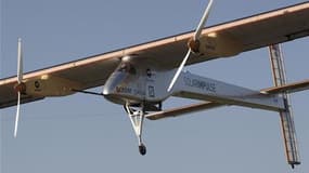 Le "Solar Impulse", avion fonctionnant à l'énergie solaire, a effectué vendredi un vol international inédit avec pour mission de démontrer le potentiel d'un mode de transport aérien non polluant. /Photo d'archives/REUTERS/Denis Balibouse