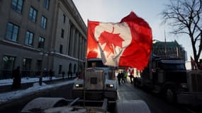 Un drapeau canadien sur un camion du "Convoi de la liberté" vendredi 28 janvier 2022 à Ottawa