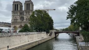 Le pont au Double qui relie le parvis de Notre-Dame au quai de Montebello dans le 5e arrondissement de Paris.