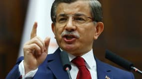 Le Premier ministre turc  Ahmet Davutoglu s'exprime lors d'une réunion de son parti AKP, à Ankara, le 3 mai 2016