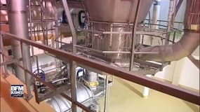 Des centaines de milliers de sacs de lait écrémé en poudre s’entassent dans des hangars 