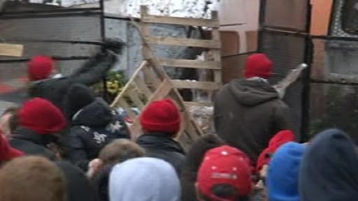 Portiques, bornes, mais aussi le portail de la sous-préfecture de Morlaix, ont les frais de la colère des "bonnets rouges".