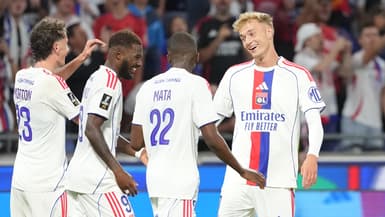 Le Lyonnais Adam Karabec célèbre un but en Ligue 1 avec plusieurs coéquipiers, le 23 août 2025