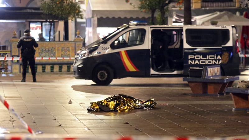 Un véhicule de police derrière le corps d'un homme tué à Algésiras en Espagne le 25 janvier 2023
