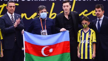 Mesut Ozil posant derrière un drapeau de l'Azerbaïdjan, à Istanbul le 27 janvier 2021