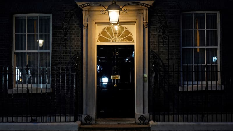 Une lumière brille au-dessus de la porte du 10 Downing Street, la résidence officielle du Premier ministre britannique, dans le centre de Londres, le 31 janvier 2022.