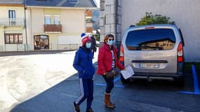 Des personnes portant des masques de protection à La Balme-de-Sillingy, en Haute-Savoie, le 28 février 2020.