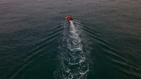 Vue aérienne d'un bateau de migrants traversant la Manche pour atteindre l'Angleterre, le 11 septembre 2020