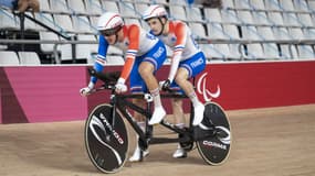 Alexandre Lloveras (à droite) et son guide Corentin Ermenault ont décroché l'or