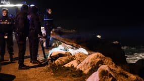 Des policiers le long du littoral, à Marseille, samedi 4 mars, après qu'une famille a été emportée par une vague.