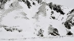 Un pan de montagne enneigée au col du Lautaret, à Villar-d'Arêne, dans les Hautes-Alpes, le 27 janvier 2017