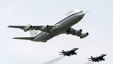 Un Iliouchine Il-80 russe escorté par des chasseurs près de la Place Rouge à Moscou le 4 mai 2010