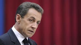 La cote de popularité de Nicolas Sarkozy baisse de deux points à 32% d'opinions positives, selon un sondage LH2 pour le Nouvel Observateur. /Photo prise le 26 septembre 2011/REUTERS/Eric Feferberg/Pool