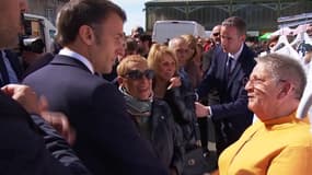 Emmanuel Macron sur le marché de Dole, dans le Doubs, le 27 avril 2022.