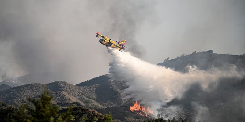 Un avion largue de l'eau sur un feu de forêt à Vati, sur l'île de Rhodes (Grèce), le 25 juillet 2023.