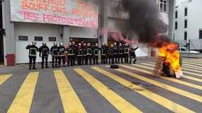 Banderole sur une caserne en réponse au plan de sortie de crise