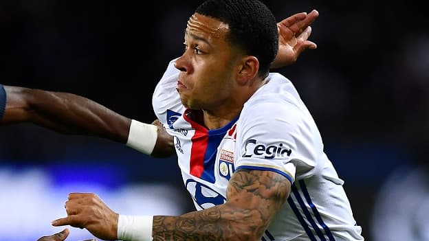Memphis Depay déborde Serge Aurier contre le PSG, ce dimanche.