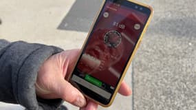 Un homme mesurant la pollution sonore au croisement boulevard Saint-Loup et de l’échangeur Florian à Marseille (Bouches-du-Rhône), jeudi 5 décembre 2024.