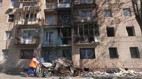 Une femme passant devant un immeuble endommagé par une frappe ukrainienne à Koursk, le vendredi 16 août 2024.