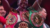 Claressa Shields avec ses ceintures de championne du monde unifiée des poids moyens