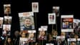 Des portraits des otages israéliens détenus à Gaza depuis les attaques du 7 octobre par le Hamas dans le sud d'Israël, lors d'un rassemblement appelant à leur libération, à Tel Aviv, le 30 décembre 2023.
