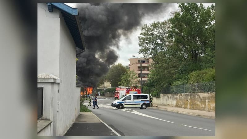 Un bus TCL a pris feu à Saint-Genis-Laval ce mardi. 