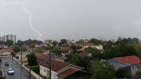 De violents orages ont éclaté samedi soir dans le Sud-Ouest, comme celui-ci, à Mérignac.