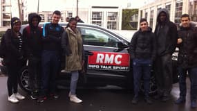 Des lycéens du Blanc-Mesnil posent devant la voiture RMC à bord de laquelle Marie Régnier parcourt la France pour donner la parole aux Français, à l'occasion des régionales.