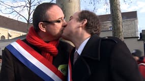 "Le bisou de la solidarité » des députés PS Yann Galut et Nicolas Bays lors de la manifestation en faveur du mariage homosexuel le 27 janvier 2013"
