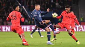 Kylian Mbappé et Hicham Boudaoui lors de PSG-Nice, le 1er décembre 2021.