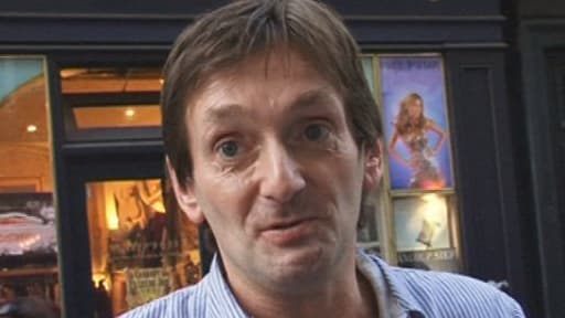 Pierre Palmade quitte ses habits d'humoriste le temps de quelques chansons.