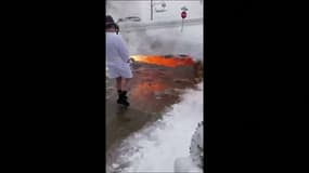 Un Américain déneige son allée au lance-flammes dans le Kentucky