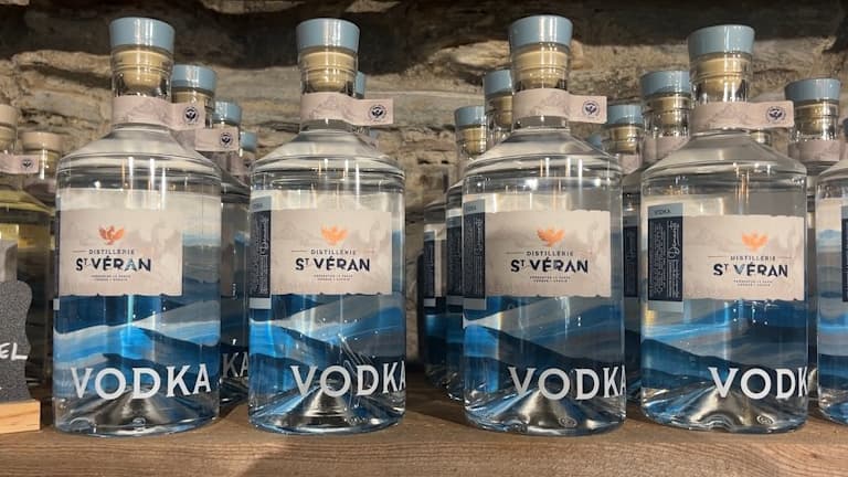 SAINT-VÉRAN: UNE VODKA LOCALE REMPORTE LA MÉDAILLE D’OR DANS UN CONCOURS INTERNATIONAL