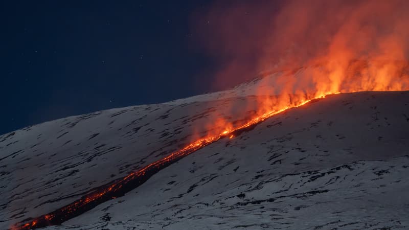 Etna: les images de skieurs dévalant les pentes du volcan en éruption malgré les risques