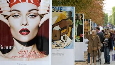 Exposition organisée par Vogue sur les Champs-Elysées en octobre dernier. Un an plus tard, en pleine semaine du prêt-à-porter féminin, l'édition parisienne, référence dans le domaine de la mode, fête ses 90 ans, un long parcours qui a accompagné la libéra