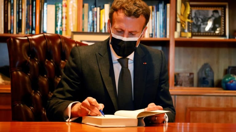 Le président français Emmanuel Macron à la fondation Nelson Mandela, à Johannesburg le 29 mai 2021
