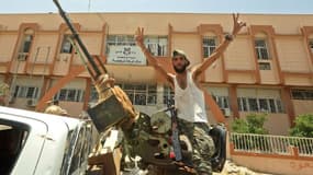 Un combattant loyal au Gouvernement d'union national (GNA) fait le V de la victoire le 5 juin 2020 à Tarhouna, ville située à 80 km au sud de la capitale libyenne Tripoli et reprise aux forces du maréchal Haftar