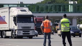 Un agent de la Dreal et un gendarme sur le points de contrôler un semi-remorque - Image d'illustration