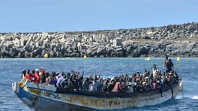 Les migrants arrivent sur un bateau au quai de La Restinga, dans la municipalité d'El Pinar, sur l'île canarienne d'El Hierro, le 21 octobre 2023. Plus de 1 300 migrants africains ont atteint les îles Canaries espagnoles ce week-end, avec un navire transportant un seul Le 21 octobre, 321 personnes ont atteint l'île d'El Hierro à bord d'un seul navire, a déclaré à l'AFP un porte-parole des services de secours, dépassant le précédent record d'un seul bateau de 280 le 3 octobre