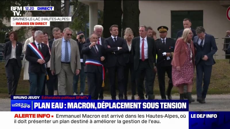 Emmanuel Macron arrive sous les huées des manifestants à à Savines-le-Lac pour la présentation de son 